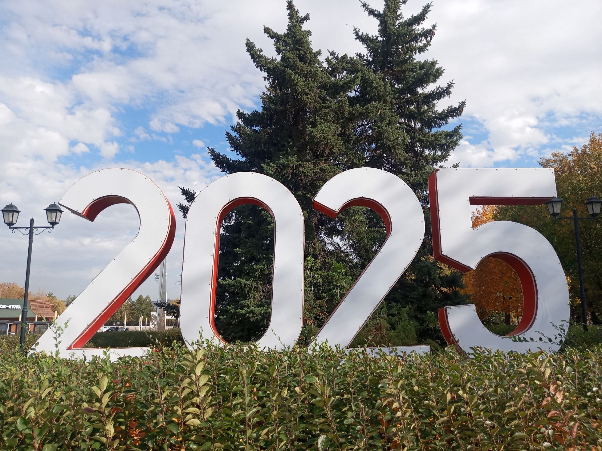 Сквер у стелы славы Магнитки является знаковой общественной территорией города Магнитогорска