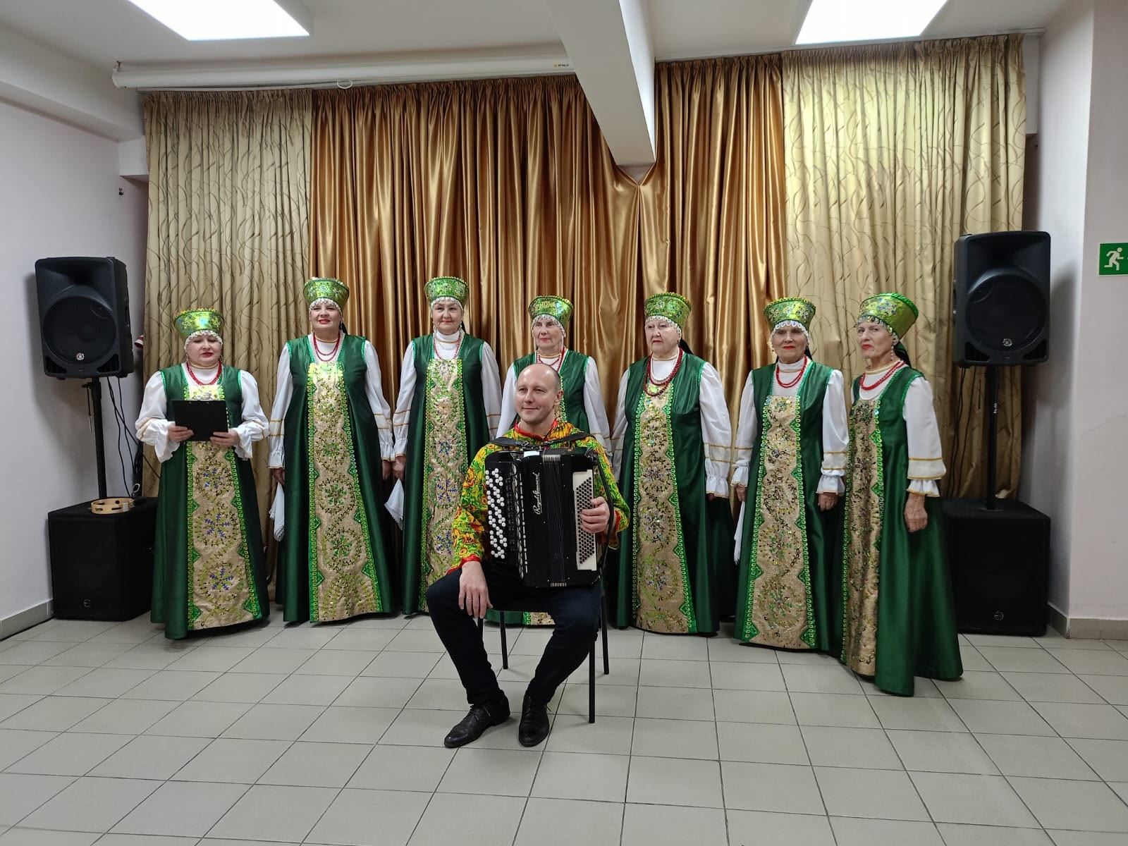 Народный коллективный хор «Мы – Уральцы» из Дома Дружбы Народов г. Магнитогорска.